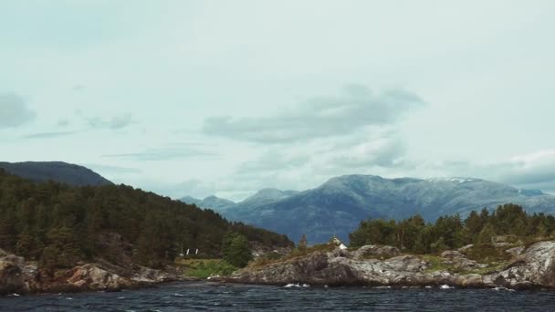 Κατά Μήκος Της Ακτογραμμής Του Hardangerfjord Ένα Πλοίο Νορβηγία — Αρχείο Βίντεο