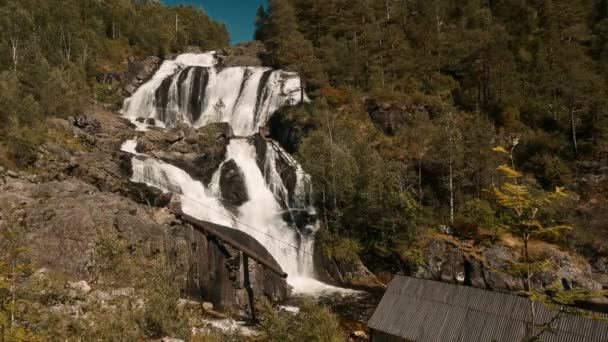 Όμορφη Tvindefossen Καταρράκτη Νορβηγία Κινηματογραφικό Στυλ — Αρχείο Βίντεο