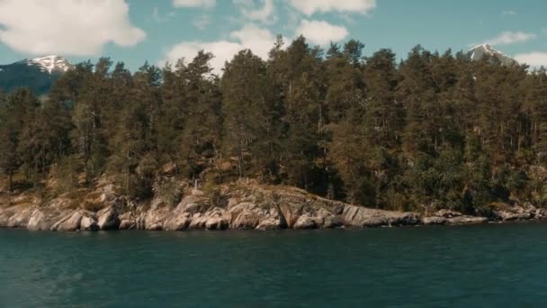 フィヨルド ノルウェー 映画のスタイルで沿岸ボートト リップ — ストック動画