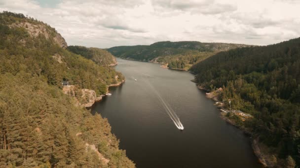 Norveç Teki Gölün Manzaralı Toprak Sapı — Stok video