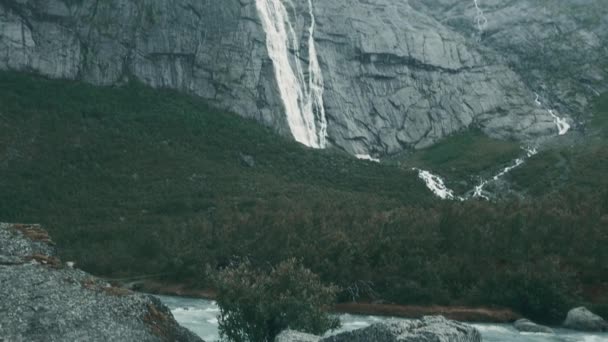 Rzeka Brikdalsbreen Przy Wodospadzie Kleivafossen Norwegii Stopniowa Ustabilizowana Wersja Uważaj — Wideo stockowe