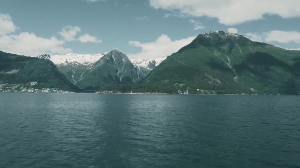 Ακτογραμμή Εκδρομή Πλοίο Στα Νορβηγικά Φιόρδ Διαβαθμισμένη Και Σταθεροποιημένη Έκδοση — Αρχείο Βίντεο