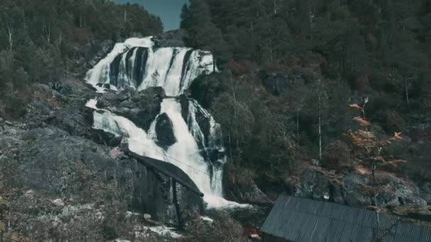 Водопад Эймсбери Норвегия Натив Мбаппе Прямо Камеры — стоковое видео