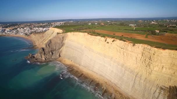 Vzdušný Strmé Útesu Linie Faro Portugalsko — Stock video
