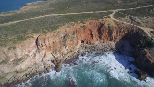 Εναέρια Άποψη Των Απότομων Γκρεμών Στην Praia Zimbreirinha Πορτογαλία — Αρχείο Βίντεο