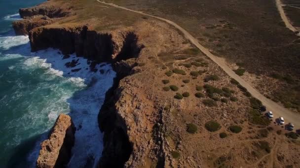 Εναέρια Άποψη Των Απότομων Γκρεμών Στην Praia Zimbreirinha Πορτογαλία — Αρχείο Βίντεο