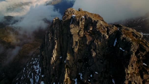 エストレラ ポルトガルの山脈に沿って飛んで空中 — ストック動画