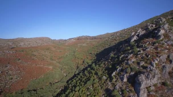 Aéreo Voando Paisagem Montanhosa Parque Nacional Peneda Geres Portugal — Vídeo de Stock