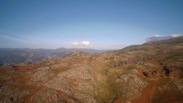 Aérea Volando Paisaje Montañoso Del Parque Nacional Peneda Geres Portugal — Vídeos de Stock
