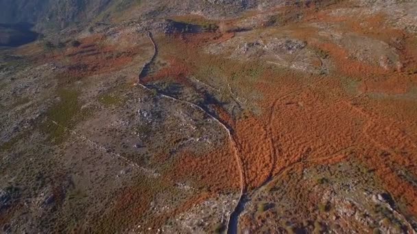 パルケ ナシオナル ジェレス ポルトガルの山岳風景を飛んで空中 — ストック動画