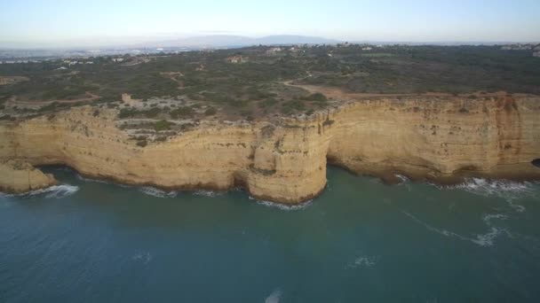 Antenne Entlang Der Steilen Steilküste Bei Ferragudo Portugal — Stockvideo