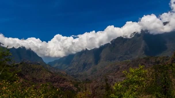 Lapso Tiempo Las Nubes Sobre Las Montañas Cirque Cilaos Isla — Vídeos de Stock