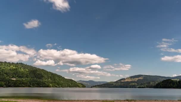 罗马尼亚Lacul Bicaz上空的云彩时间流逝 — 图库视频影像