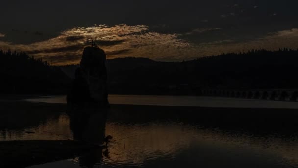 时间在罗马尼亚比卡兹湖雾中的拉普斯 皮亚拉 泰乌里岩石 — 图库视频影像