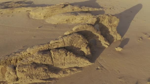 Aerial Arch Rock Jabal Kharab Tabuk Region Saúdská Arábie — Stock video