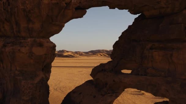 Luchtfoto Arch Rock Jabal Kharab Regio Tabuk Saudi Arabië — Stockvideo
