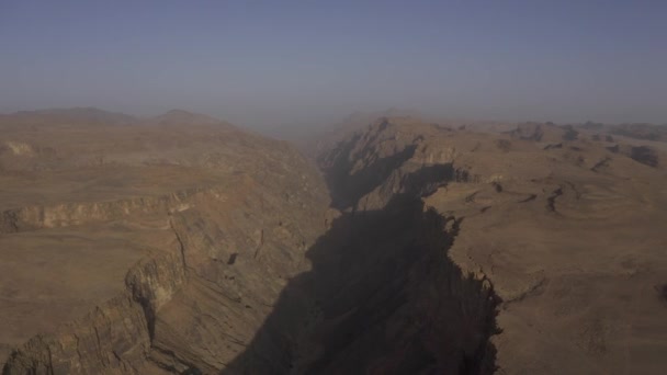 Luftaufnahme Des Alshiq Canyon Saudi Arabien — Stockvideo