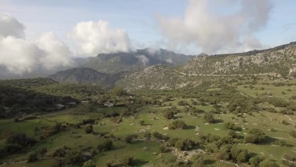 스페인 거대한 산들로 둘러싸인 안달루시아 마을을 — 비디오