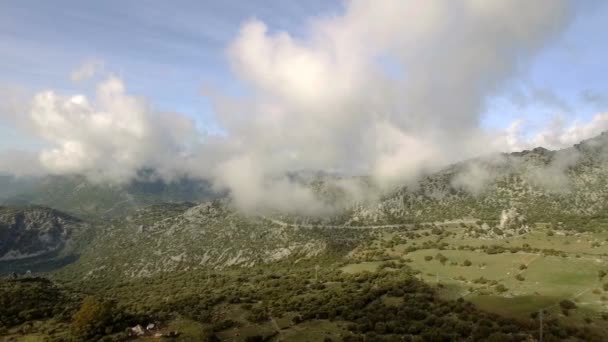 Voo Sobre Aldeia Andaluza Rodeado Por Montanhas Maciças Espanha — Vídeo de Stock