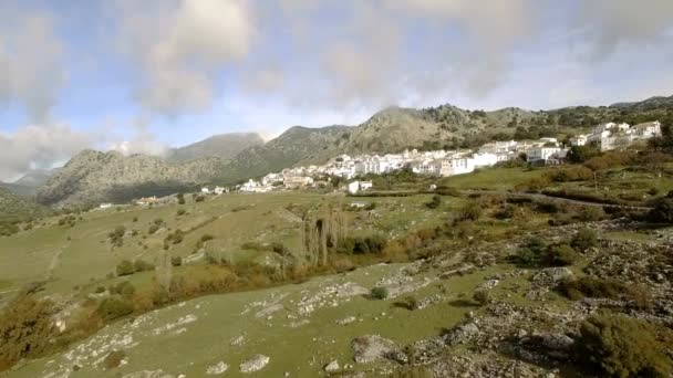 Let Nad Andaluskou Vesnicí Obklopený Masivními Horami Španělsko — Stock video