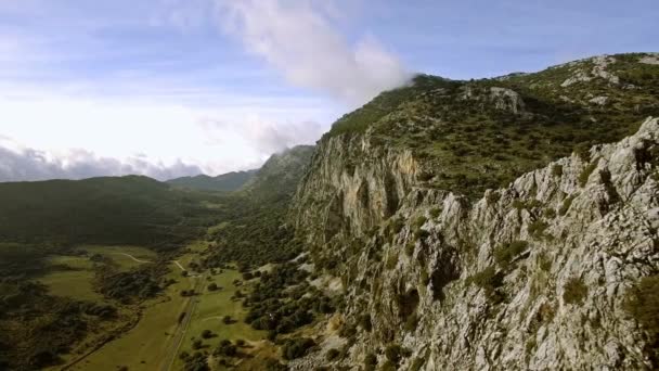 Πτήση Πάνω Από Ανδαλουσιανό Χωριό Που Περιβάλλεται Από Τεράστια Βουνά — Αρχείο Βίντεο
