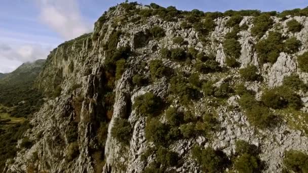 Voo Sobre Aldeia Andaluza Cercada Por Montanhas Maciças Espanha — Vídeo de Stock