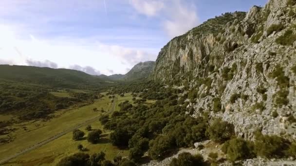 Flug Über Andalusisches Dorf Inmitten Massiver Berge Spanien — Stockvideo