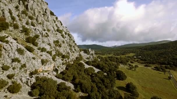 Vuelo Sobre Pueblo Andaluz Rodeado Enormes Montañas España Video de stock libre de derechos
