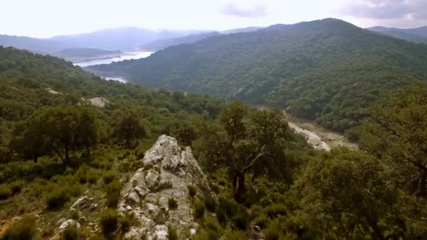 西班牙安达卢西亚Embalse Guadarranque飞越隔离墙湖 — 图库视频影像