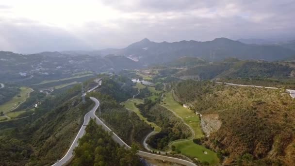 アリアル スペインのアンダルシアでゴルフコースとヘアピン曲線を見る — ストック動画