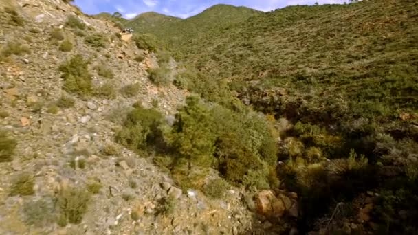 西班牙安达卢西亚 沿着山丘和岩石飞行 远离人迹罕至的小路 — 图库视频影像