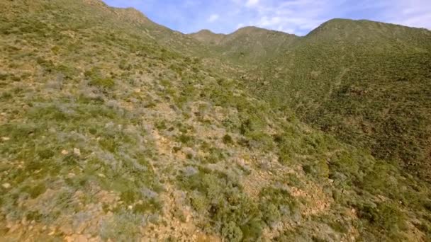 西班牙安达卢西亚 沿着山丘和岩石飞行 远离人迹罕至的小路 — 图库视频影像