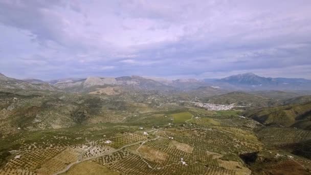 在西班牙安达卢西亚的Sierra Las Nieves的一个平原上飞行 稳定化 分级和大多数加速版本 — 图库视频影像