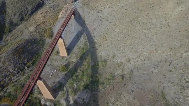 Воздушный Полет Над Железнодорожным Мостом Над Андалусией Испания — стоковое видео