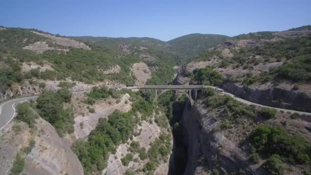 西班牙比利牛斯德拉斯帕尔默拉斯峡谷上方的桥 — 图库视频影像