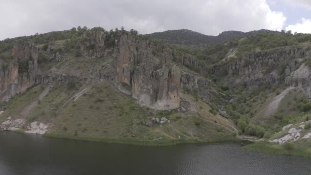 土耳其科尼亚 被山脉环绕的美丽湖泊的空中景观 — 图库视频影像