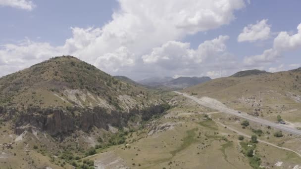 トルコ コンヤ 山々に囲まれた美しい湖の空中眺望 — ストック動画