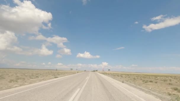 驾车穿过土黄色的高地 — 图库视频影像
