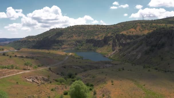 土耳其科尼亚被山脉环绕的美丽湖泊的空中景观 — 图库视频影像