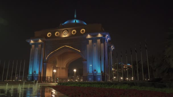 Πολύχρωμη Πύλη Εισόδου Στο Παλάτι Της Emirates Νύχτα Αμπού Ντάμπι — Αρχείο Βίντεο