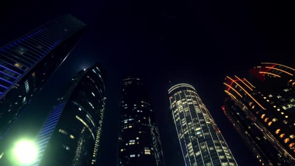 ナイト アブダビ エミレーツのスカイラインと超高層ビル — ストック動画