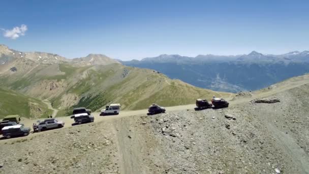 Vliegen Boven Top Van Monte Jafferau Road Voertuigen Italië — Stockvideo