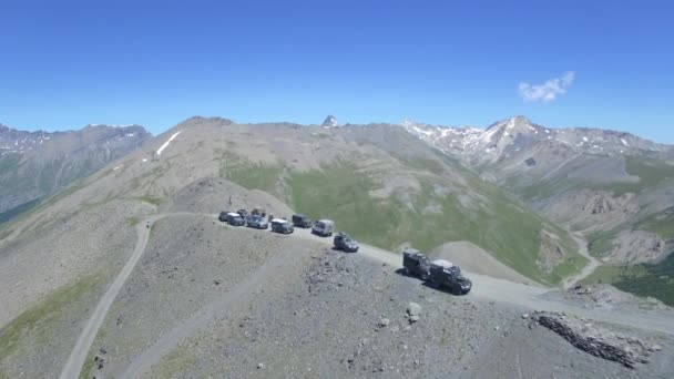 Fliegen Über Dem Gipfel Des Monte Jafferau Und Geländewagen Italien — Stockvideo