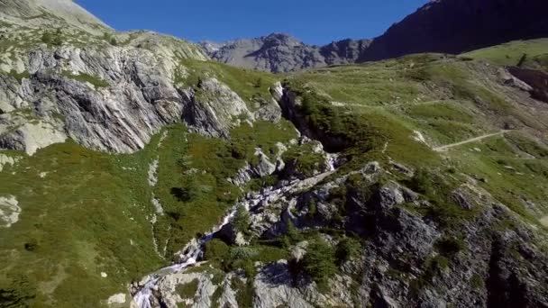Fliegen Über Wasserfällen Rifugio Scarfiotti Italien — Stockvideo