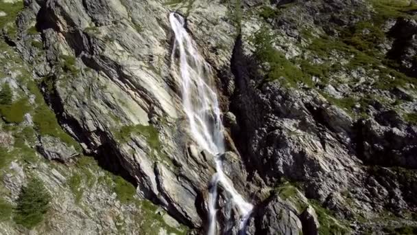 在意大利Rifugio Scarfiotti飞越瀑布 — 图库视频影像