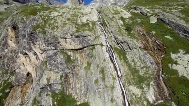 イタリアのリフギオ スカーフィオッティで滝の上を飛ぶ — ストック動画