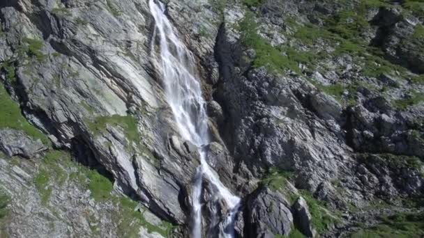 Flyger Över Vattenfall Vid Rifugio Scarfiotti Italien — Stockvideo