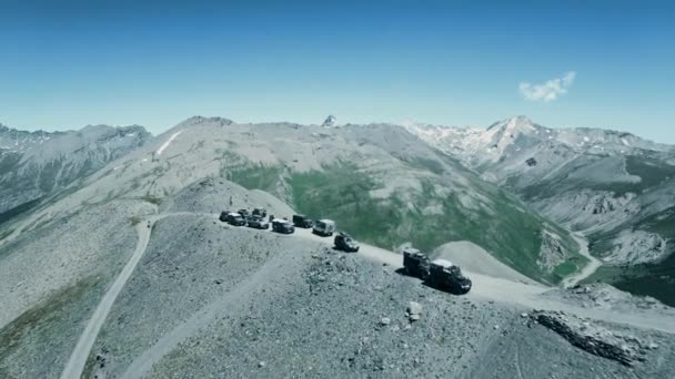 Monte Jafferau Road Araçlarının Zirvesinde Uçuyor Talya — Stok video
