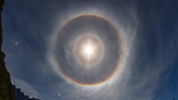 华丽的360彩虹时间的流逝 一种由冰晶产生的光学现象 它在天空中造成弧形和斑点 — 图库视频影像