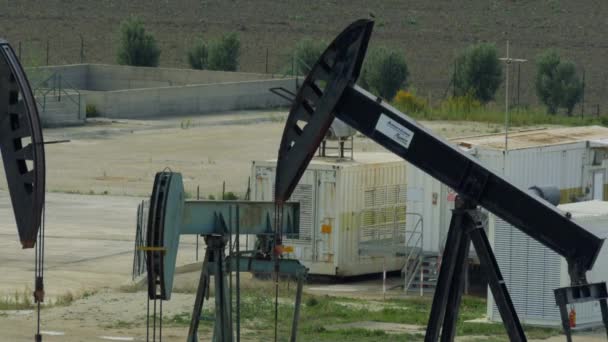 Нефтяные Насосы Сицилии Италия — стоковое видео